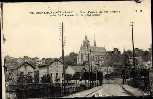 Ak Montmorency Val-d’Oise, Vue d'ensemble sur l'église prise de l'Avenue de la République