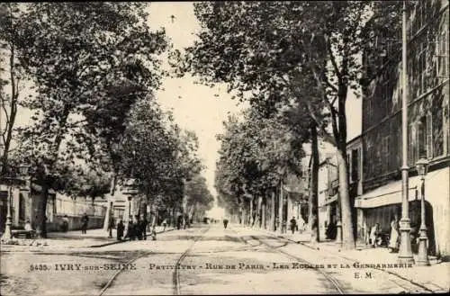 Ak Ivry sur Seine Val-de-Marne, Petit Ivry, Rue de Paris Ecoles et la Gendarmerie