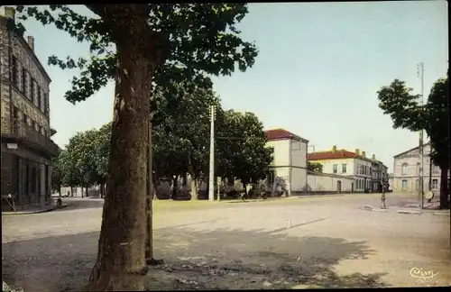 Ak Castelsarrasin Tarn et Garonne, Place Omer Sarraut, College des Garcons