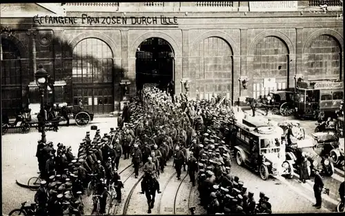 Foto Ak Lille Nord, Französische Kriegsgefangene am Bahnhof, I. WK