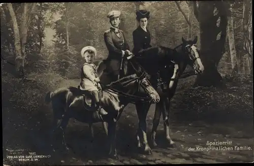 Künstler Ak Spazierritt der Kronprinzlichen Familie, Kronprinz Wilhelm von Preußen, Cecilie