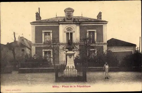 Ak Mitry Seine et Marne, Place de la Republique, Monument