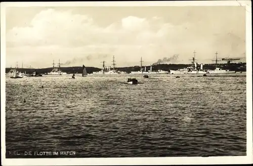 Ak Kiel in Schleswig Holstein, Die Flotte im Hafen, Kriegsschiffe