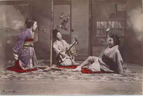 Foto Ak Catch, Drei Japanerinnen in Kimonos