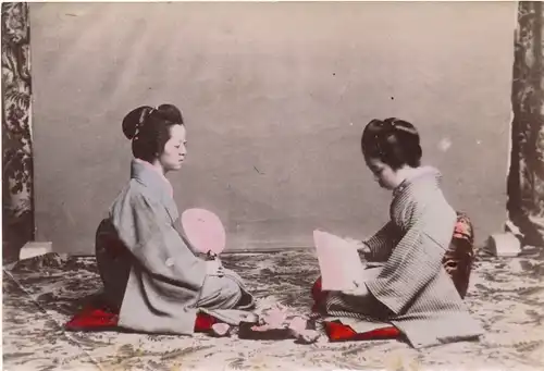 Foto Ak Zwei Japanerinnen in Kimonos