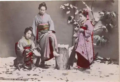 Foto Ak Drei Japanerinnen in Kimonos, Trouble in the Snow