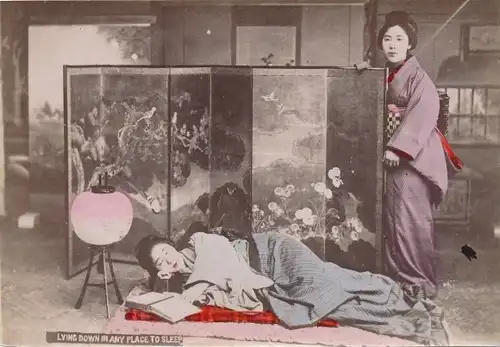 Foto Ak Zwei Japanerinnen in Kimonos, Lying down in any place to sleep