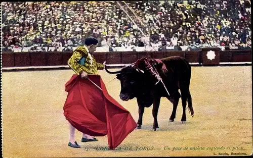 Ak Corrida de Toros, Un pase de muleta cogiendo el piton