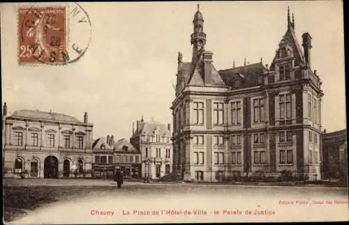 Ak Chauny Aisne, La Place de l'Hôtel  de Ville, Palais de Justice