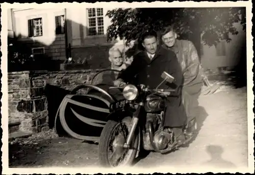Foto Drei Männer auf einem Motorradgespann, Beiwagen