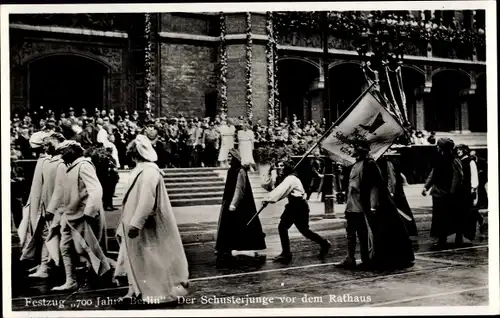 Ak Berlin Mitte, Festzug 700 Jahrfeier, Schusterjunge vor dem Rathaus