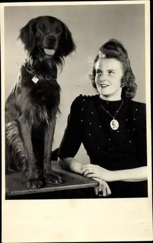 Foto Ak Junge Frau mit einem Hund, Halskette mit Anhänger