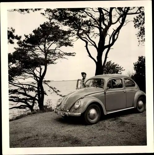 Foto Frau an einem VW Käfer, Kennzeichen B-XE 78