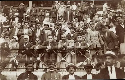 Foto Ak Stierkampf, Zuschauer in den Tribünen