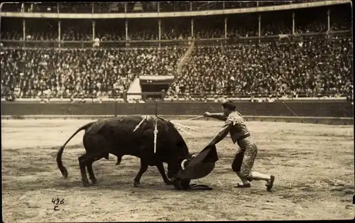 Foto Ak Stierkampf, Torero, Stier
