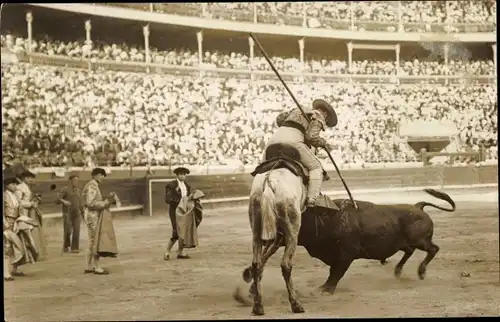 Foto Ak Stierkampf, Torero, Stier, Reiter, Lanze