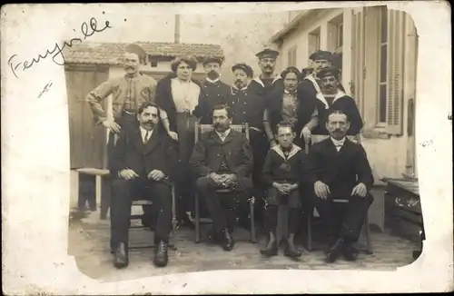 Foto Ak Tunesien, Gruppenbild mit Männern in Uniform