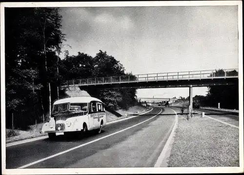 Ak Reichsbahn Kraftomnibus auf der Autobahn
