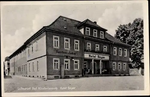 Ak Bad Klosterlausnitz in Thüringen, Straßenpartie am Hotel Beyer mit Gartenlokal