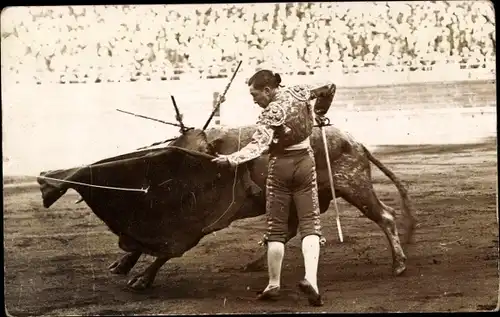 Foto Ak Stierkampf, Torero, Stier