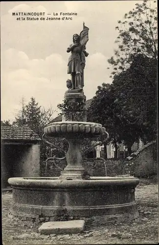 Ak Mattaincourt Vosges, La Fontaine et la Statue de Jeanne d'Arc
