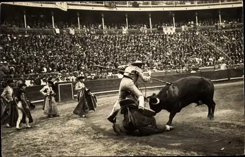 Foto Ak Stierkampf, Torero, Stier, Pferd