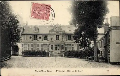 Ak Neauphle le Vieux Yvelines, L'Abbaye, Côté de la Cour