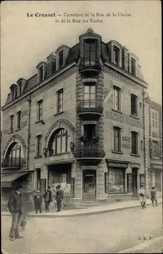 Ak Le Creusot Saône-et-Loire, Carrefour de la Rue de la Chaise et de la Rue des Écoles