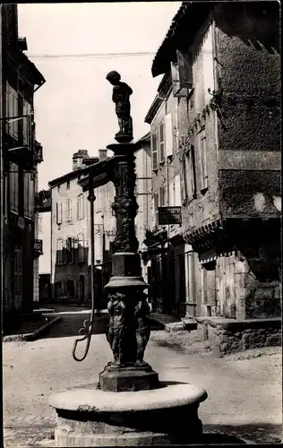 Ak Saint Céré Lot, Un coin de la Place du Marcadal