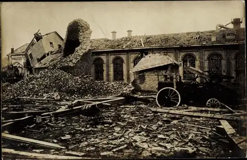 Foto Ak Hausruine, Schutthaufen, Kriegszerstörungen