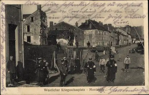 Ak Montmédy Lothringen Meuse, Westlicher Kriegsschauplatz, Soldaten, Kriegszerstörungen, I. WK