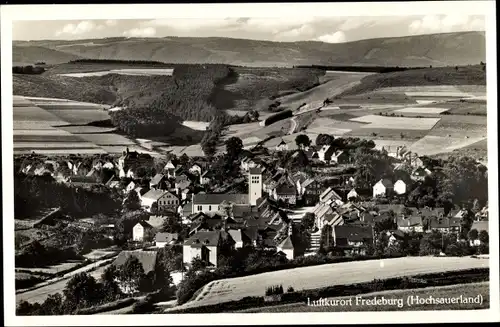 Ak Bad Fredeburg Schmallenberg im Sauerland, Blick auf den Ort, Felder