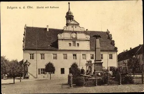 Ak Belgern Schildau in Nordsachsen, Markt, Rathaus, Kriegerdenkmal