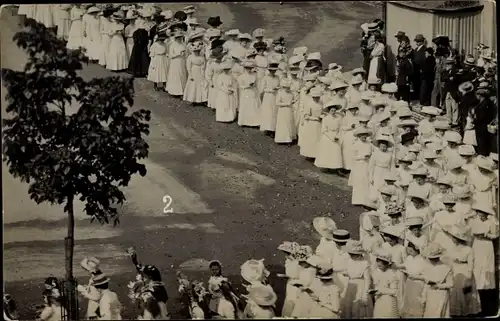 Foto Ak Erfurt in Thüringen, Festumzug 1910, Frauen in weißen Kleidern