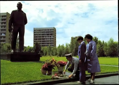 Ak Gemeinsamer Kosmosflug UdSSR/DDR, Waleri Bykowski, Sigmund Jähn, Gagarin Denkmal