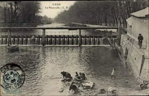 Ak Caen Calvados, La Passerelle, Waschfrauen