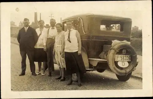 Foto Ak Männer und Frauen, Portrait vor Auto mit Kennzeichen IP - 58336