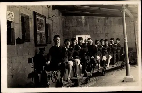 Foto Ak Bergleute auf Stollenwagen