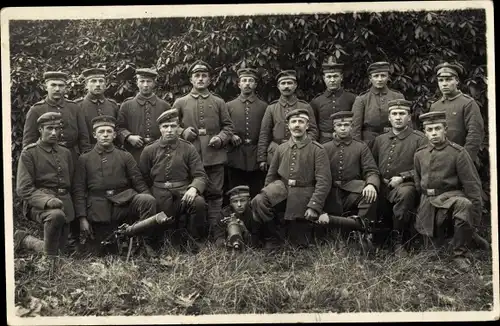 Foto Ak Deutsche Soldaten mit stationären Maschinengewehren, Gruppenbild