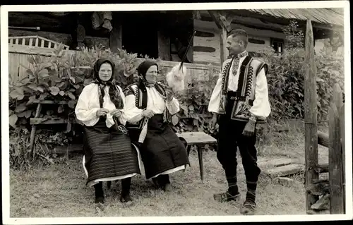 Foto Ak Frauen und Mann in slowakischer Tracht, Spinnen, Ostkarpaten