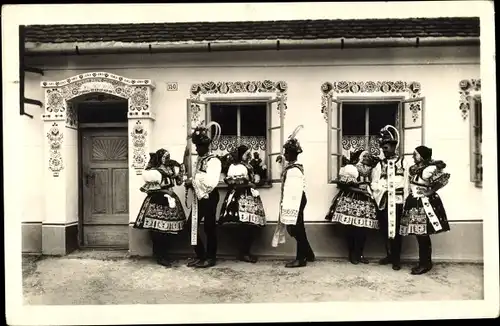 Ak Frauen und Männer in slowakischer Tracht, Ornamente an Hausfassade