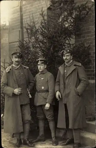 Foto Ak Deutsche Soldaten, Gruppenbild, Zigarette