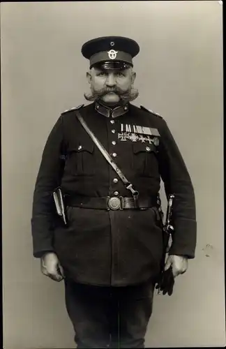 Foto Ak Deutscher Soldat in Uniform, Orden, Schirmmütze, Dolch