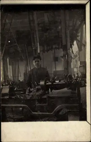 Foto Ak Mann in einer Fabrik, Arbeiter