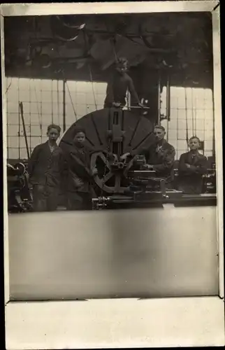 Foto Ak Männer in einer Fabrik, Arbeiter