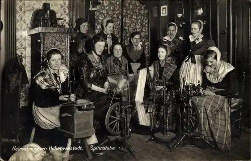 Ak Hohenwestedt in Schleswig Holstein, Spinnstube, Frauen in Tracht, Heimatmuseum