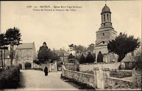 Ak Bayeux Calvados, Eglise Saint Viger le Grand, Porche du Prieure et batiment des Hotes