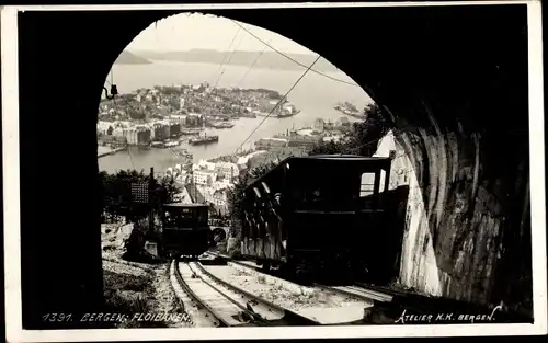 Ak Bergen, Flöibanan Bergbahnen mit Blick zur Stadt, Standseilbahn, Tunnel