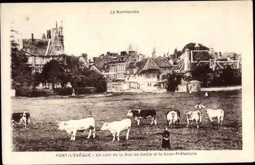 Ak Pont l Eveque Calvados, Un coin de la Rue de Geole et la Sous Prefecture