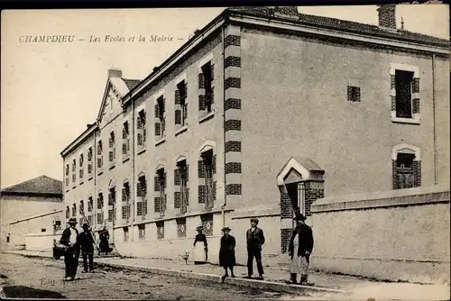 Ak Champdieu Loire, Les Ecoles et la Mairie